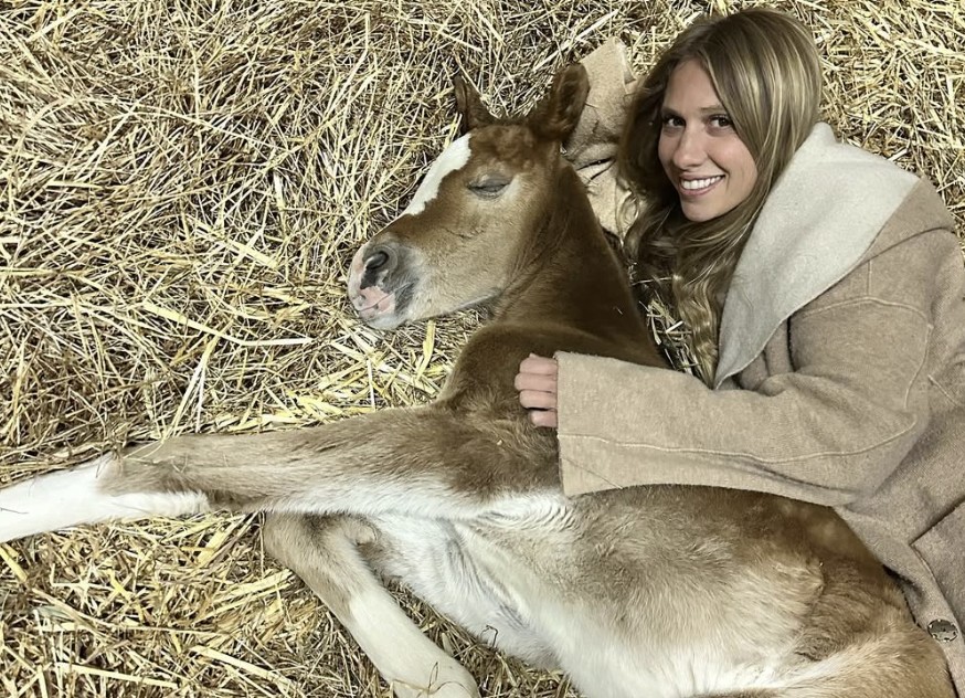 Chi è Nicole Berlusconi, la nipote “diversa” di Silvio che ha scelto cavalli e fango al posto di potere e poltrone