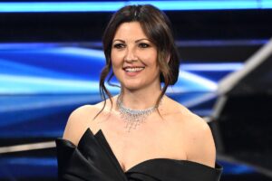 Giovanna Civitillo sul palco dell'Ariston al festival di Sanremo