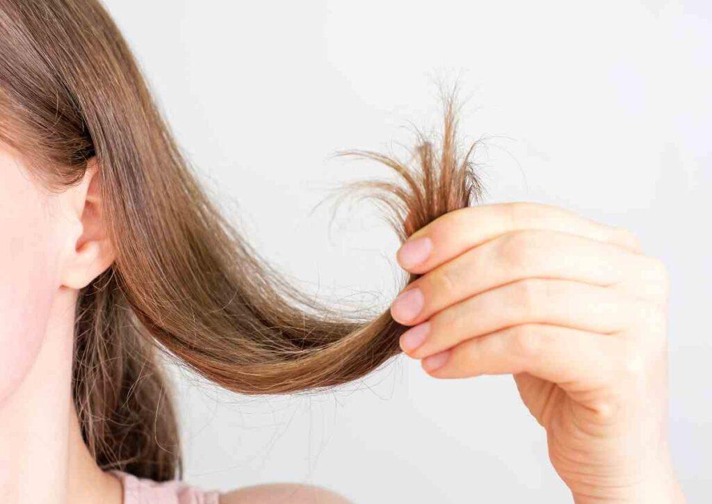 Come eliminare le doppie punte dei capelli: rimedi naturali, cause e trattamenti