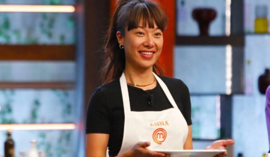 Anna Zhang presenta un piatto a MasterChef Italia 14