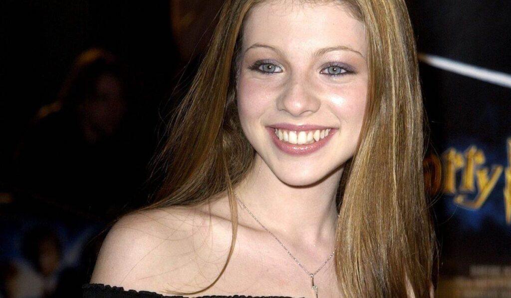 Michelle Trachtenberg qualche anno fa sorridente