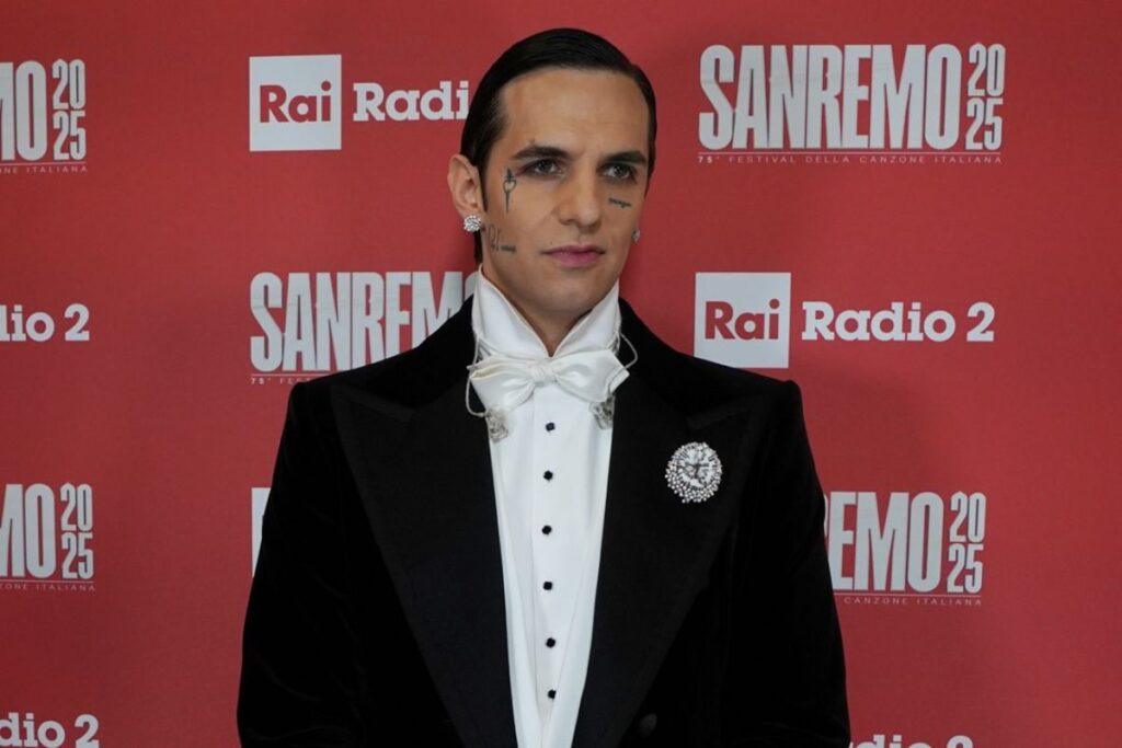 Achille Lauro con vestito elegante