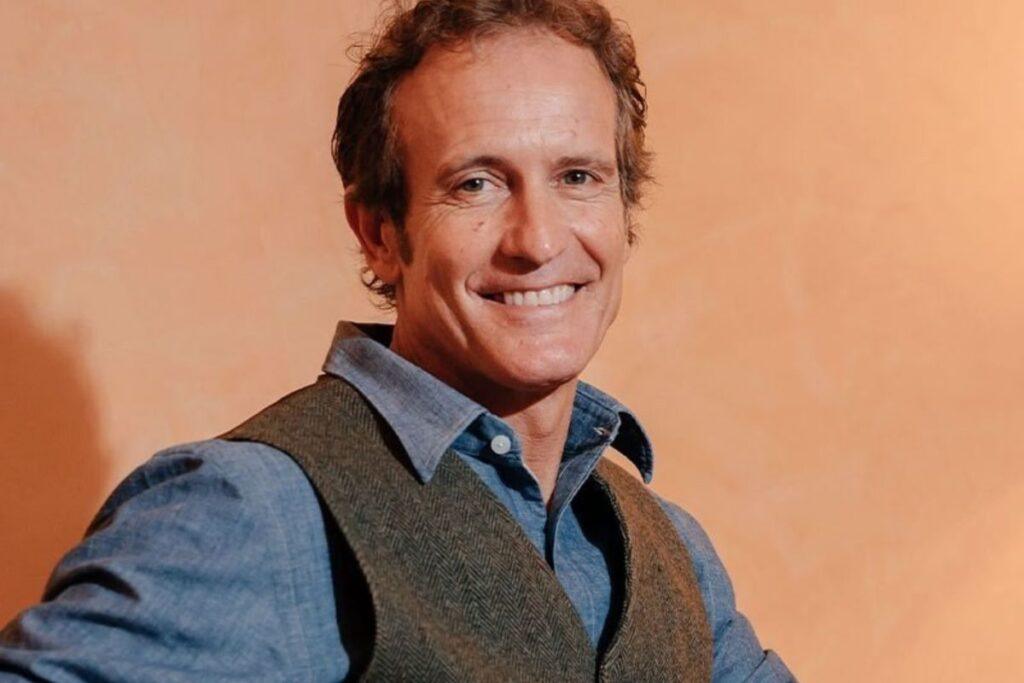 Alessandro Benetton in primo piano sorridente