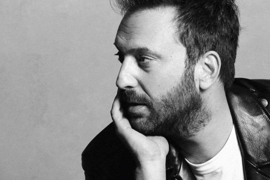 Cesare Cremonini foto in bianco e nero di profilo