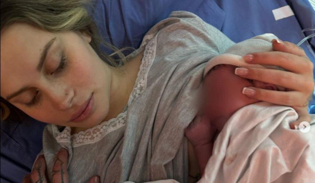 Gaia Bianchi nel letto d'ospedale con sua figlia Arya