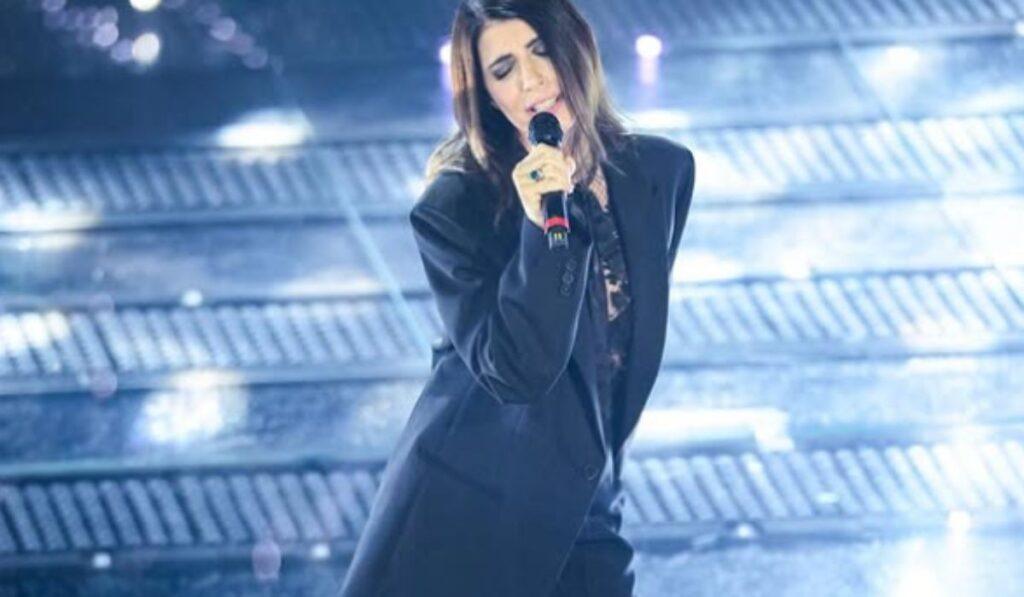 Giorgia che canta sul palco dell'Ariston per il Festival di Sanremo 2025
