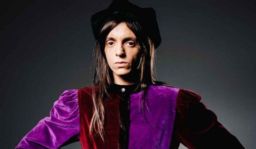 Lucio Corsi mezzo busto con espressione seria