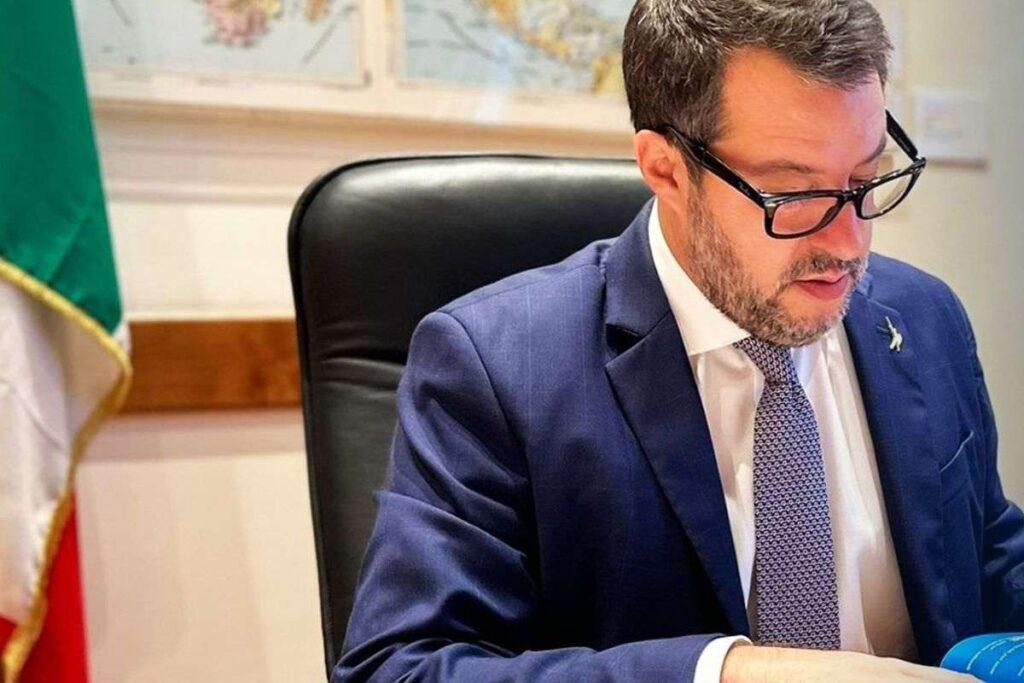 Matteo Salvini impegnato nella lettura di un documento