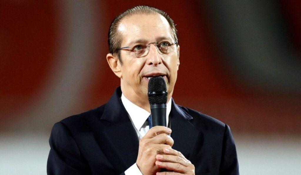 Paolo Berlusconi in primo piano con microfono