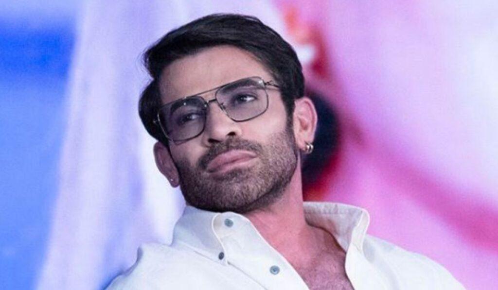 Primo piano di Gianni Sperti a Verissimo