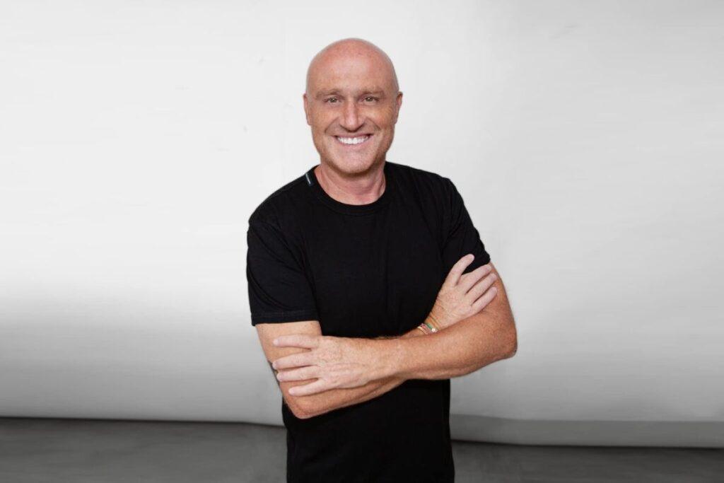 Rudy Zerbi sorridente a braccia conserte