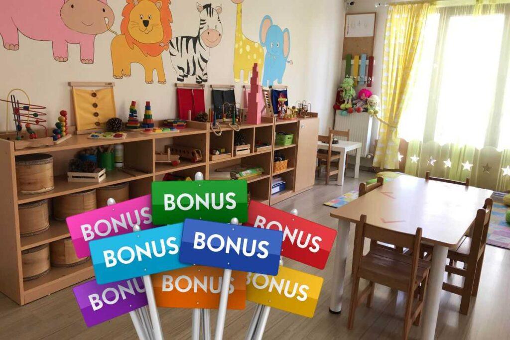 Stanza di un asilo con cartelle con scritta Bonus