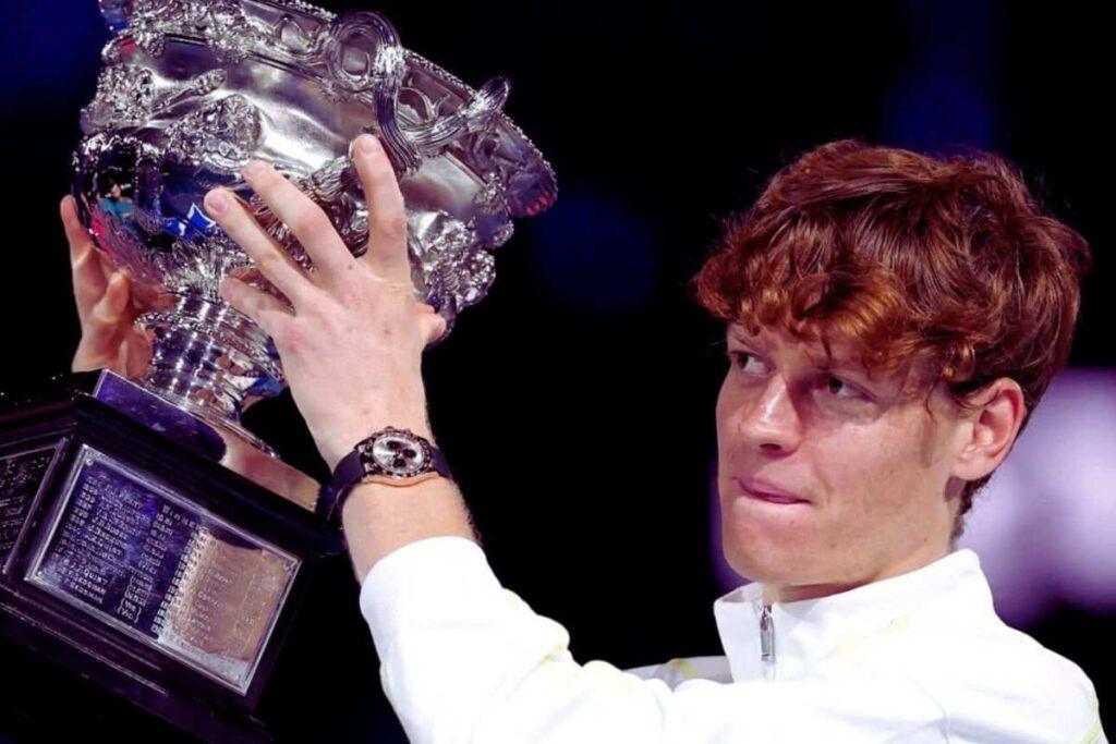 Jannik Sinner alza una coppa