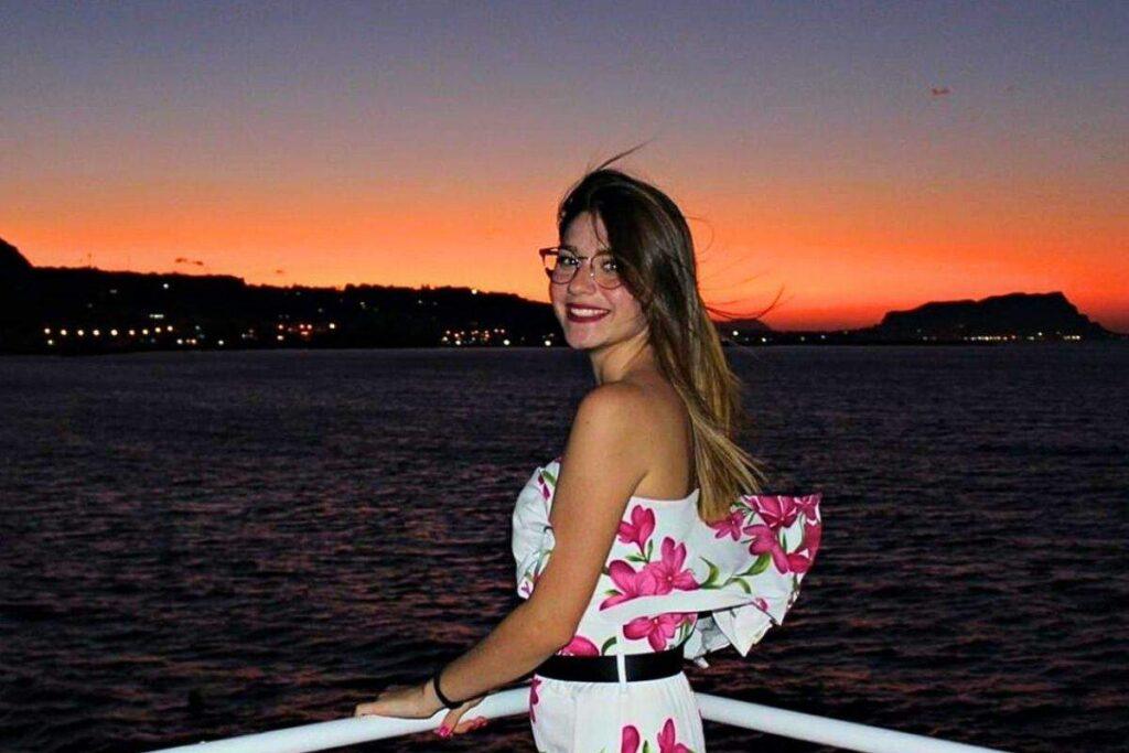 Sara Campanella sorridente al tramonto
