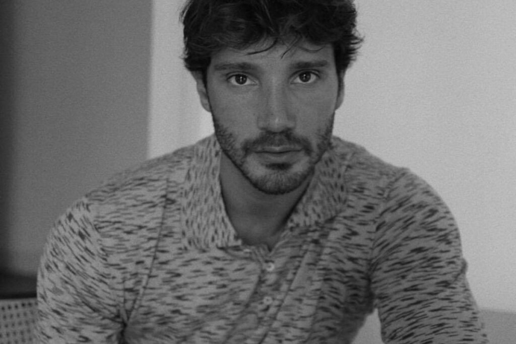 Estate bollente per Stefano De Martino