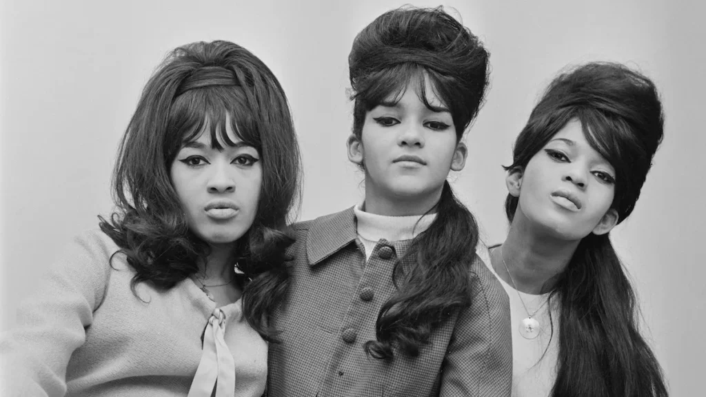 Chi erano The Ronettes? Storia, canzoni famose e curiosità sul trio icona degli anni ’60