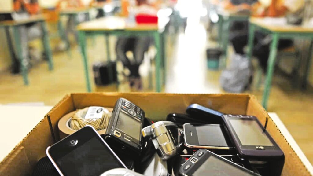 Valditara, no agli smartphone a scuola: divieto esteso anche alle superiori