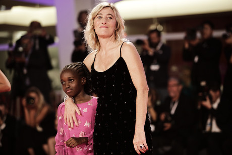 Chi è Céline Garrel, la figlia adottiva di Louis Garrel e Valeria Bruni Tedeschi: età, cosa fa oggi