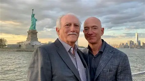 Chi è Miguel “Mike” Bezos, il padre adottivo di Jeff e marito di Jacklyn: età, moglie, figli, lavoro
