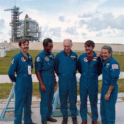 Dale Gardner con MMU nello spazio mentre recupera un satellite