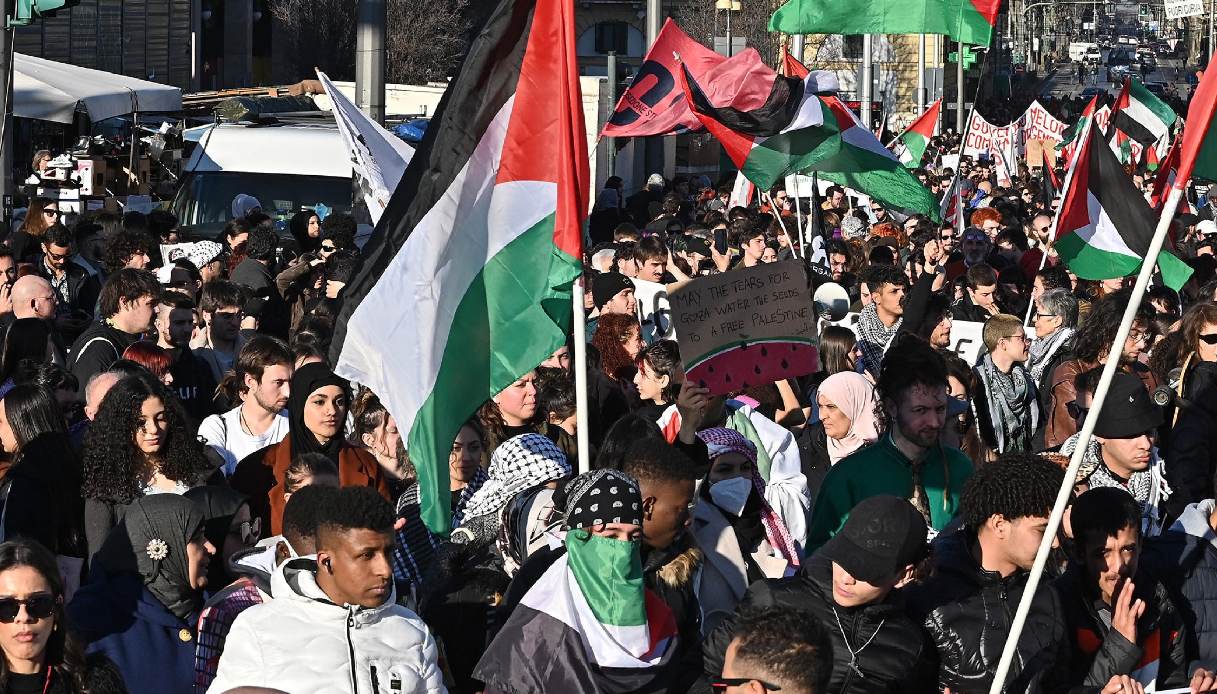 Manifestazione Genova pro Palestina: fiaccolata, solidarietà e aiuti in partenza per Gaza