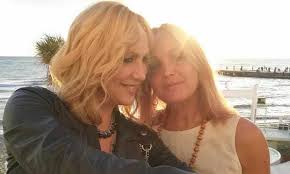 Chi è Adriana Celentano, la sorella di Alessandra: vita privata, figlia e curiosità Di Alessandra Celentano sappiamo quasi tutto: la sua carriera da ballerina, il ruolo di maestra ad Amici, il carattere schietto che divide il pubblico. Ma c’è una figura che raramente appare in tv e che, invece, le è accanto ogni giorno: Adriana Celentano, sua sorella. Una presenza silenziosa, riservata, ma fondamentale nella vita della celebre insegnante. Una sorella lontana dai riflettori Adriana non ha mai cercato visibilità. Pur appartenendo a una famiglia nota – è nipote di Adriano Celentano e cugina di Rosita e Rosalinda – ha sempre scelto la riservatezza. Non è un volto televisivo, non rilascia interviste, eppure il suo nome incuriosisce perché rappresenta il lato più intimo della maestra di danza. Convivenza con Alessandra e amore per gli animali Un dettaglio che pochi conoscono: Adriana e Alessandra vivono insieme. Le due sorelle hanno scelto di condividere la stessa casa, popolata… da otto cani! Quattro appartengono ad Alessandra, quattro ad Adriana. Un piccolo “branco di famiglia” che trova spazio in un grande giardino, perfetto per gestire tanta energia a quattro zampe. Non è curioso? Mentre Alessandra è temuta per i suoi giudizi severi in tv, a casa si dedica con la sorella a un quotidiano fatto di passeggiate, ciotole e coccole ai loro animali. Adriana, mamma di Valentina Oltre all’amore per i cani, Adriana è anche mamma. Sua figlia si chiama Valentina, ha circa 24 anni e studia Giurisprudenza. Una scelta di vita seria, lontana dal mondo dello spettacolo, proprio come sua madre. È un dettaglio che racconta molto dello stile della famiglia: concretezza, discrezione e pochi fronzoli. Due sorelle diverse ma complementari Chi conosce bene Alessandra racconta che lei e Adriana hanno caratteri molto diversi. Forse è proprio questa differenza a rendere solido il loro legame. Alessandra stessa, in alcune interviste, ha detto che con Adriana riesce a sentirsi davvero “a casa”, lontana dalle tensioni dei palcoscenici. FAQ su Adriana Celentano Chi è Adriana Celentano? È la sorella di Alessandra Celentano, riservata e lontana dai riflettori. Dove vive? Vive insieme alla sorella Alessandra, in una casa con un grande giardino. Ha figli? Sì, ha una figlia di nome Valentina, 24 anni, che studia legge. Ama gli animali? Molto. Insieme ad Alessandra condivide la casa con otto cani. Che rapporto ha con Alessandra? Un legame forte: vivono insieme e si completano con i loro caratteri diversi.