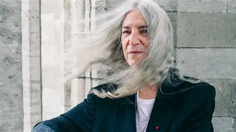 Patti Smith, la sacerdotessa del rock: etĂ , biografia, carriera, vita privata e le frasi che non si dimenticano