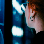 Occhi stanchi da schermo? La regola 20-20-2 che ti rimette a fuoco (senza estremismi)