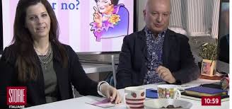 Chi è Sara Guglielmi, la compagna di Maurizio Ferrini: età, carriera, vita privata e curiosità sulla donna che ha cambiato la vita della “Signora Coriandoli”