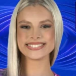 Chi è Andrea, il marito di Giulia Soponariu? La storia di una coppia giovane che ha già costruito una famiglia* Quando Giulia Soponariu è entrata nella casa del Grande Fratello 2025, nessuno immaginava quanto il suo arrivo avrebbe acceso la curiosità del pubblico. Non solo per il suo carattere diretto o per la storia familiare da cui proviene, ma per un dettaglio che ha sorpreso molti: **Giulia non è sola nella vita reale**. È sposata, si chiama **Andrea**, e insieme hanno già costruito una famiglia con **due bambini**. Una cosa che, detta così, spiazza: 20 anni appena compiuti, un matrimonio, due figli e un percorso universitario in corso. Una vita che sembra correre più veloce della sua età. E allora viene spontaneo chiedersi: chi è questo Andrea? E com’è la loro storia? --- ## Una vita iniziata presto: chi è Giulia Soponariu Prima della tv e delle dinamiche del reality, Giulia era – ed è ancora – una ragazza che divide il suo tempo tra **studio e responsabilità familiari**. È iscritta a **Economia e Statistica**, un percorso che richiede concentrazione, numeri e testa lucida. Poi ci sono i lavori da modella, gli shooting, le collaborazioni per brand emergenti. Una parte più creativa, più leggera, che la rispecchia moltissimo. È nata a Torino, ma cresciuta in un ambiente multiculturale grazie alle origini rumene della famiglia. Chi la conosce racconta che fin da piccola fosse una combattiva: una che se cade, si rialza, una che difficilmente si lamenta. A guardarla oggi, questa energia si vede tutta. --- ## Andrea, il marito: un profilo basso ma una presenza solida Di Andrea non c’è molto nelle cronache. Non perché manchi la storia, ma perché lui è uno di quelli che scelgono la discrezione. Non ama apparire, non cerca il suo spazio sui social, non insegue l’onda di popolarità che il Grande Fratello inevitabilmente crea attorno ai familiari dei concorrenti. È rimasto un passo indietro, come fanno spesso le persone che vogliono proteggere ciò che hanno costruito. Ma chi lo conosce racconta di un ragazzo **tranquillo, affidabile, presente**. Il tipo che non si spaventa della parola “famiglia”, anzi: la abbraccia, la costruisce e la difende. Non è curioso pensare che mentre lei è davanti alle telecamere h24, lui si ritrova a gestire casa, lavoro e i due bambini? Un incastro che funziona solo quando c’è una squadra vera. --- ## Una coppia giovane ma già molto adulta Molti si chiedono come sia possibile: matrimonio a vent’anni, due figli piccoli, l’università, il lavoro da modella. La risposta, forse, sta proprio in quel legame con Andrea. Si conoscono da anni, da ben prima della fama lampo del GF. Gente che ha imparato a sostenersi quando nessuno li guardava, che ha condiviso lavoro, serate storte e sogni che sembravano più grandi di loro. C’è chi dice che si siano sposati in una cerimonia semplice, lontana dai clamori, circondati solo dalla famiglia più stretta. Altri raccontano che fossero determinati fin dall’inizio: “Se stiamo insieme, stiamo insieme per davvero.” E i figli? Sono arrivati come arrivano le svolte che non programmi ma che senti tue. Due bambini piccoli, vivaci, pieni di quella energia che solo i figli dei ventenni sembrano avere. Giulia e Andrea li crescono insieme, passo dopo passo, con l’aiuto della loro rete familiare. --- ## La scelta di entrare al Grande Fratello Entrare nella casa non è stato un capriccio. Per Giulia, è stata una decisione ponderata. Un modo per mettersi in gioco, per mostrare una parte di sé che raramente emerge dietro i ruoli di studentessa, madre e moglie. E Andrea? Molti si immaginano il marito geloso, preoccupato, ostile all’idea. In realtà, sembra sia stato tra i primi a dirle: “Vai. Fai quello che senti.” Non è facile sostenere una compagna che entra in un contesto così esposto. Serve fiducia, serve mente salda. E, da quello che emerge, lui ce l’ha. --- ## Il rapporto a distanza: cosa succede mentre Giulia è nella Casa Dietro le quinte, la vita continua. Andrea deve gestire le giornate con i due bambini, organizzare gli orari, gli impegni, la routine di casa. C’è chi dice che si svegli prestissimo per portare i figli all’asilo, chi racconta che stia ricevendo tanto supporto da amici e parenti. E poi ci sono i momenti in cui guarda la TV e vede sua moglie, dall’altra parte di uno schermo, mentre tutta l’Italia la osserva. Chissà cosa pensa davvero. Chissà quali emozioni gli passano per la testa quando la vede ridere, discutere, aprirsi con altri concorrenti. Una cosa però è evidente: **è presente**, anche da lontano. La sostiene senza invadere la scena. E forse proprio questo ha fatto capire a molti perché il loro matrimonio, pur essendo così giovane, regge così bene. --- ## Gli studi e la carriera: Giulia non si ferma Tra una puntata e l’altra, il pubblico scopre una ragazza che non si lascia definire da un solo ruolo. Perché Giulia è madre, sì. È moglie, certo. Ma è anche una studentessa che non ha intenzione di lasciare l’università in sospeso. L’Economia e la Statistica non sono materie da prendere alla leggera. Servono testa, serve metodo. E lei sembra avere il passo giusto per portare avanti tutto: la famiglia, la tv, la carriera da modella e lo studio. Non è questo, in fondo, quello che sorprende di più? La sua capacità di non avere paura delle cose difficili. --- ## Curiosità sulla coppia * Pare che Andrea non voglia aprire profili social pubblici: preferisce la sua cerchia ristretta. * Giulia gli dedica spesso parole affettuose nelle storie private. * Sono molto legati alle rispettive famiglie: una rete che li ha sostenuti da subito. * Prima del GF, Giulia ha rifiutato altre opportunità televisive perché i bambini erano ancora troppo piccoli. --- ## Conclusione La storia di Giulia e Andrea è quella di una coppia giovane che non ha aspettato il “momento perfetto” per costruire qualcosa di grande. Si sono presi per mano e hanno iniziato presto, con le responsabilità che altri vivono anni dopo. E mentre lei si muove tra confessionali e prove settimanali, lui resta a casa a tenere tutto in piedi. Una coppia forte, vera, lontana dai riflettori proprio nel momento in cui uno dei due è sotto le luci più intense. A volte l’amore non ha bisogno di clamore per essere credibile. Gli basta essere reale. --- ## FAQ finali **Giulia Soponariu è sposata?** Sì, è sposata con Andrea. **Quanti figli hanno?** Due, ancora molto piccoli. **Che lavoro fa Giulia?** È studentessa di Economia e Statistica e lavora come modella. **Perché è entrata al GF 2025?** Per mettersi in gioco e mostrare aspetti della sua vita e personalità che il pubblico non conosce. **Andrea apparirà in TV?** Non sembrerebbe: per ora preferisce rimanere fuori.