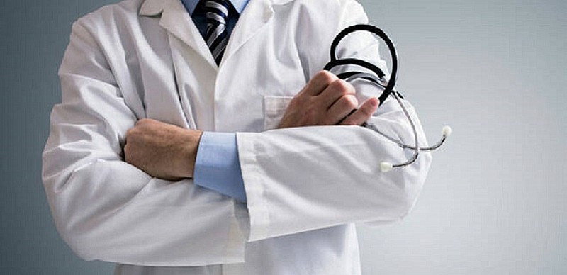 Contratto medici ospedalieri 2026: cosa cambia davvero tra aumenti, indennità e tensioni con l’Aran